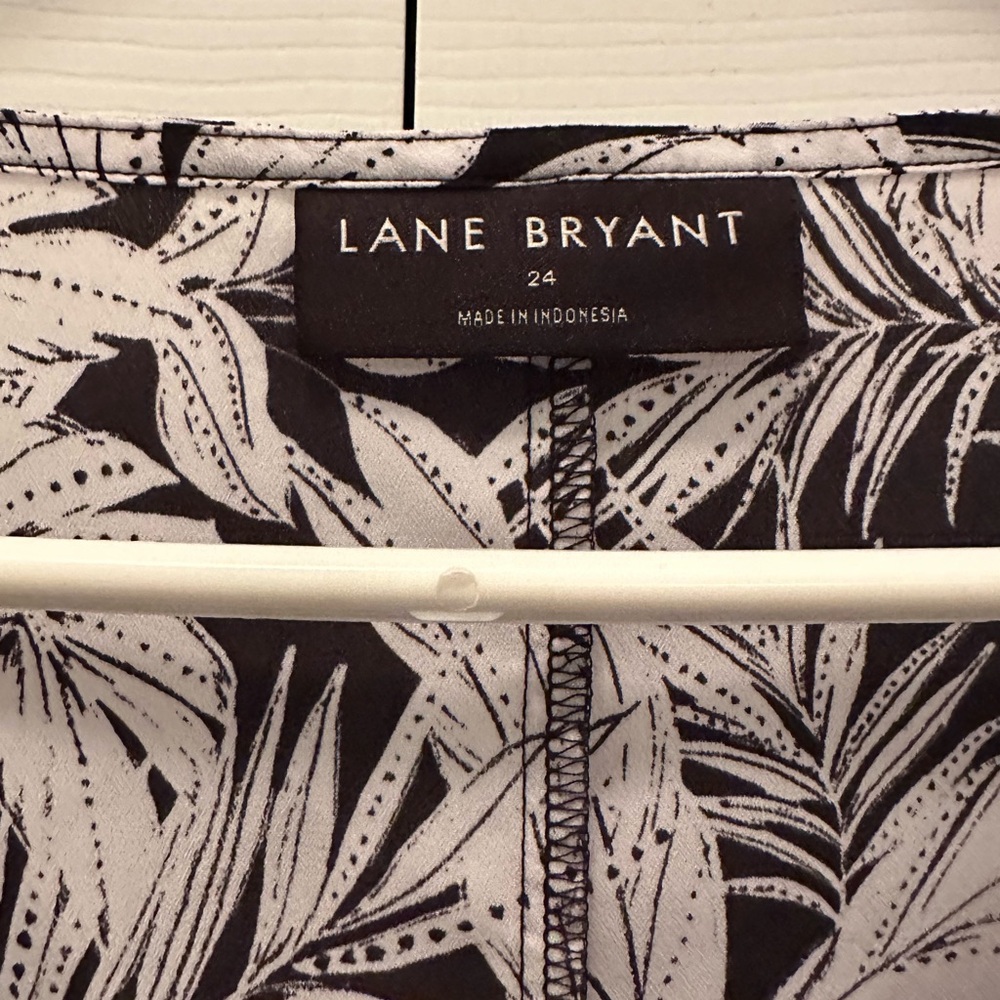 Lane Bryant Size 24 Black White Tropical Leaf Ruffle Flutter Sleeve VNeck Blouse - Picture 3 of 13